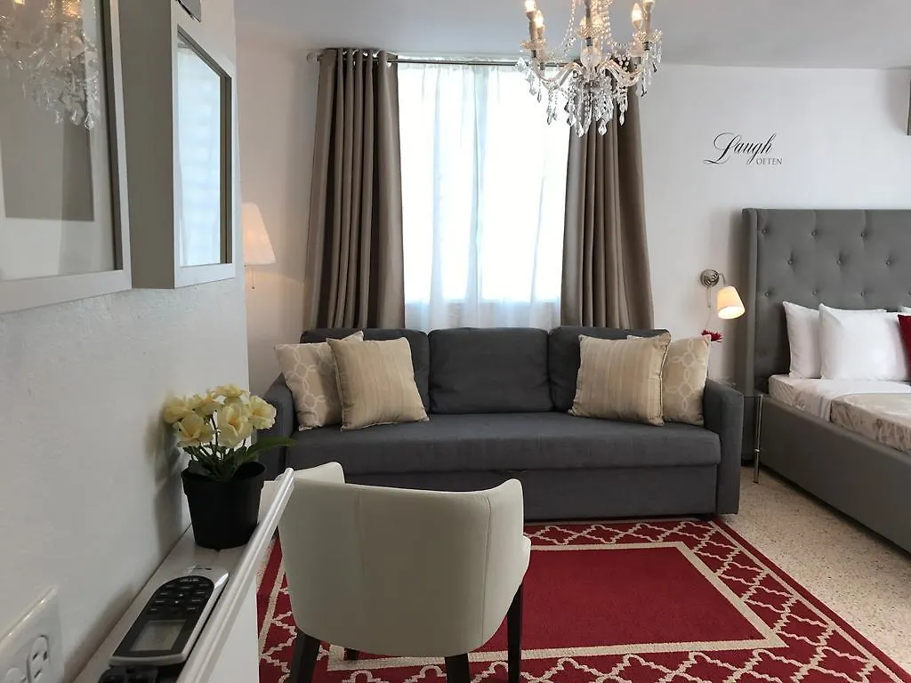 Edificio Chandelier Ponce Apartment